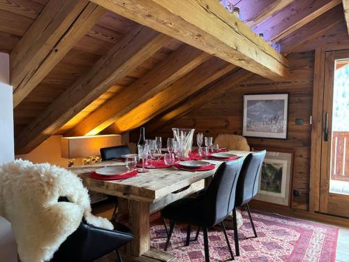 - une salle à manger avec une table et des verres à vin dans l'établissement Chalet La Folie - Multipass inclu, à Châtel