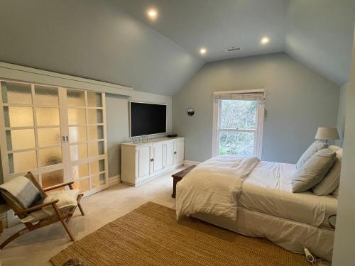 a bedroom with a large bed and a flat screen tv at Auckland City Villa in Auckland