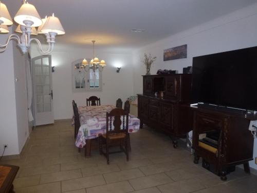 Μια τηλεόραση ή/και κέντρο ψυχαγωγίας στο Chambre d'hôtes La Pinede