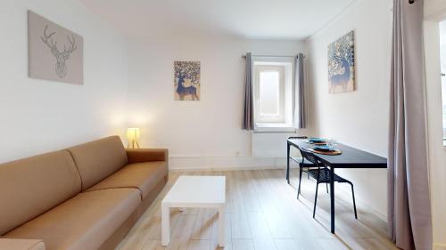 un salon avec un canapé et une table dans l'établissement Magda & Lena Strasbourg city center Bail Mobilité, à Strasbourg