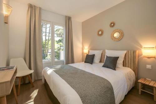 sypialnia z dużym łóżkiem i oknem w obiekcie Farniente Saint Tropez IV w Saint-Tropez