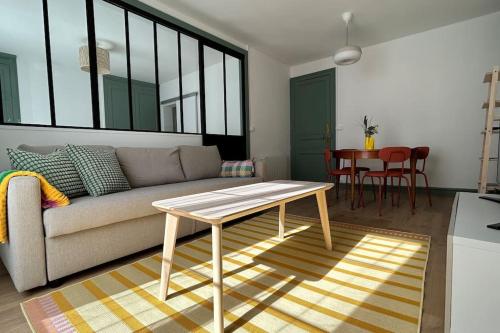 un salon avec un canapé et une table dans l'établissement Au coeur du centre ville, à Dieppe