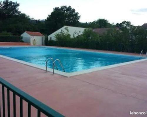 Pavillon avec piscine place de pkg privée