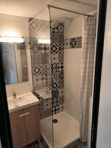 une salle de bain avec douche et lavabo dans l'établissement Pavillon avec piscine place de pkg privée, à Argelès-sur-Mer