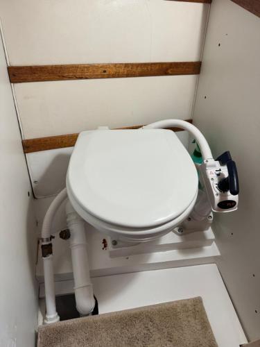 a white toilet in a room with at Duerme acunado por el mar cerca de Barcelona in Castelldefels