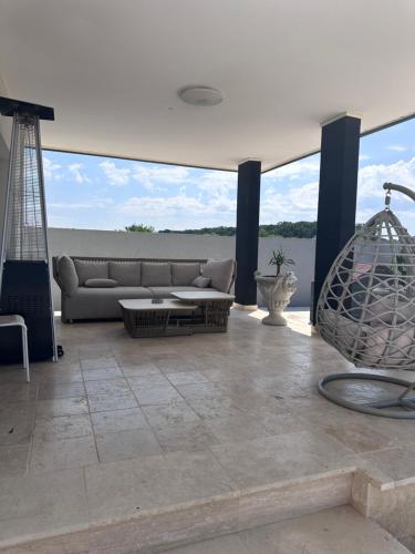 ein Wohnzimmer mit Sofa und Tisch in der Unterkunft Vila Meditteran in Turbaţi