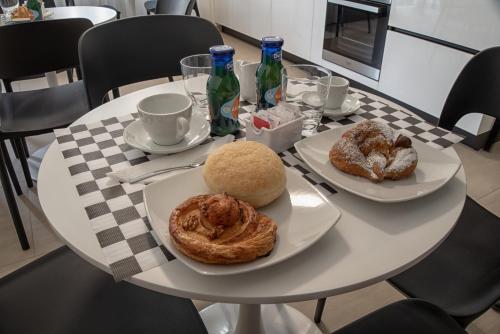 un tavolo bianco con due piatti di pasticcini di B&B Santa Filomena a Montesilvano