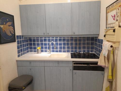 une petite cuisine avec un évier et une cuisinière dans l'établissement ACAPULCO 86&87, aux Issambres