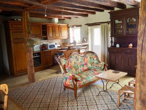 un salon avec un canapé et une table dans l'établissement Maison de campagne proche châteaux, Blois, Loire à vélo, à Chailles
