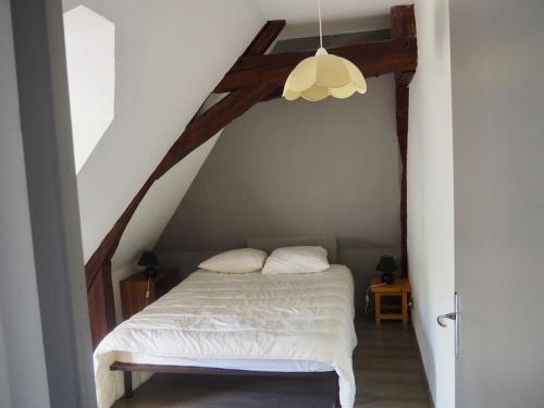 - un lit avec deux oreillers dans l'établissement Maison de campagne proche châteaux, Blois, Loire à vélo, à Chailles