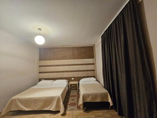 Tempat tidur dalam kamar di Hotel 045