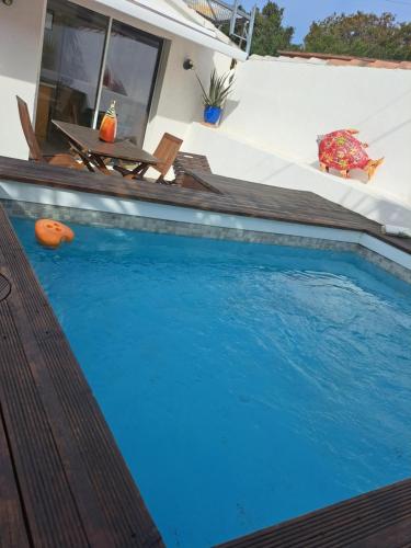une piscine devant une maison dans l'établissement Sous le soleil, à Bandol
