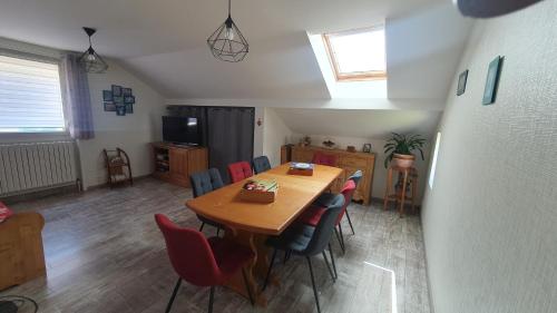 une salle à manger avec une table et des chaises en bois dans l'établissement GITE La SCHLITTE, à La Bresse