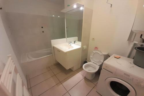 une salle de bain blanche avec un lavabo et des toilettes dans l'établissement Sympathique T2 Sierra Nevada 243, à Canet