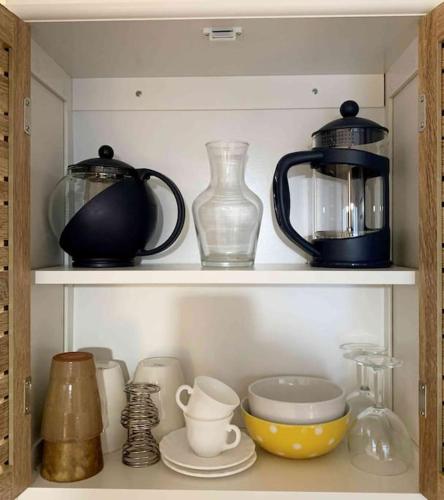 une étagère remplie de casseroles, de poêles et d'autres articles dans l'établissement Studio NEW YORK, à Chambéry