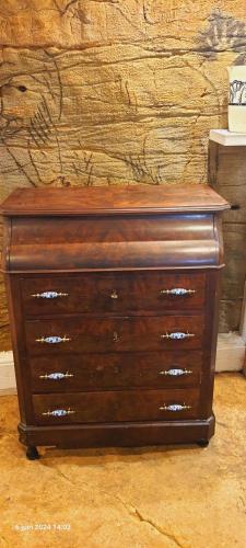 une commode en bois devant un mur dans l'établissement Chambre rupestre indépendante dans gite du XVIII, à Carsac-Aillac