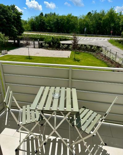 a picnic table and two chairs on a porch at Appartamento a Quarto D Altino - La Rosa del Sile in Quarto dʼAltino