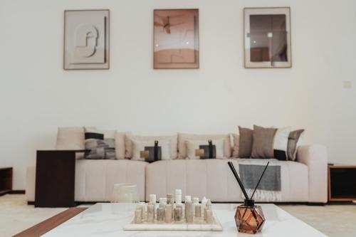 sala de estar con sofá y mesa con velas en Waves and Whispers -by Hestia Living, en Mombasa