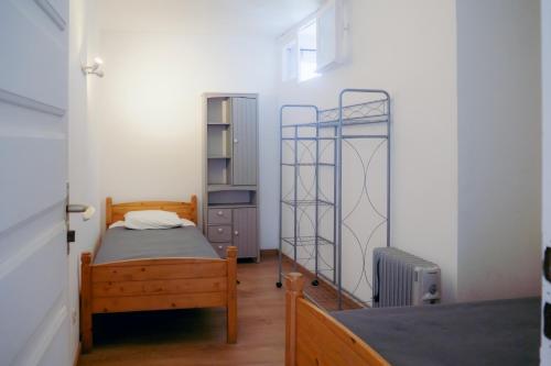 une chambre avec un lit superposé et un radiateur dans l'établissement U Pezzo, à Saint-Florent