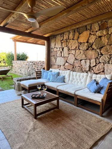 パラーウにあるCasa Di Gio - Sardinia - Porto Mannuの石壁のリビングルーム(ソファ付)