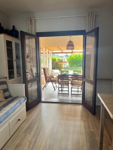 パラーウにあるCasa Di Gio - Sardinia - Porto Mannuのパティオにつながるガラスのスライドドアが付いた客室です。