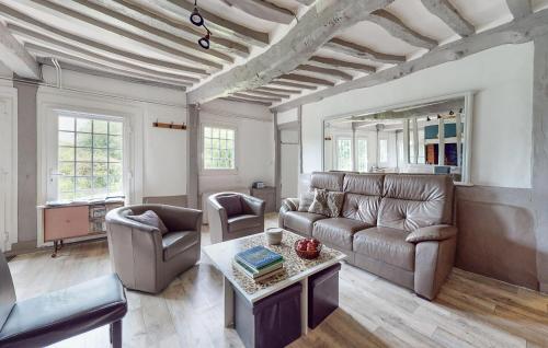 a living room with a couch and a table at Beautiful Home In Vittefleur With Wifi in Vittefleur