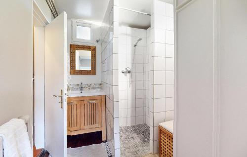a bathroom with a shower and a sink at Beautiful Home In Vittefleur With Wifi in Vittefleur