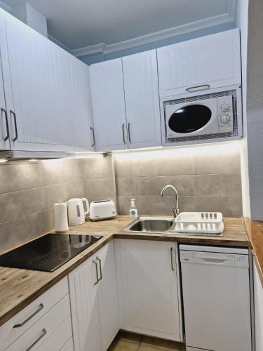 La Casa de Verónica - Serene Apartment with Shared Pool, Steps from the Beach