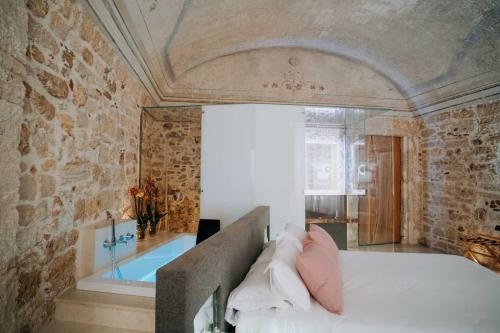 1 dormitorio con cama y bañera en Santuzza Maison De Charme en Palermo