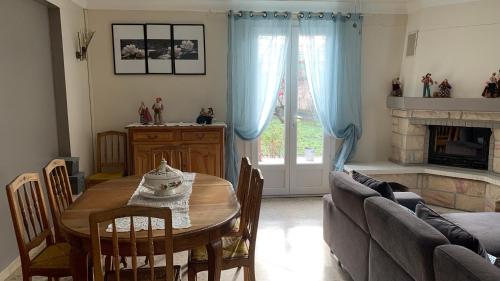 un salon avec une table et un canapé dans l'établissement maison familiale de vacances, à Mazan