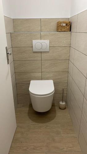 une salle de bain avec des toilettes blanches dans une chambre dans l'établissement maison familiale de vacances, à Mazan