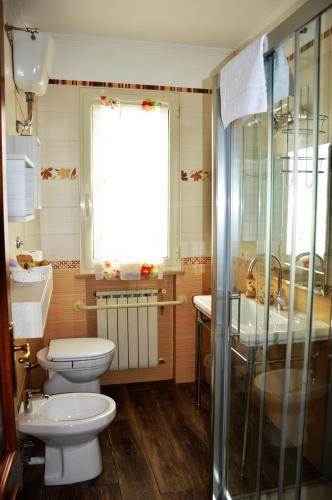 a bathroom with a toilet and a sink and a shower at L'Oasi delle Vigne in Rome
