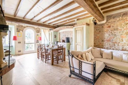 a living room with a couch and a table at Villa Dacia in Guiglia