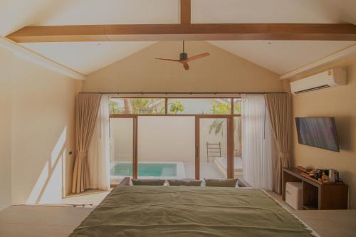ラン島にあるMalaya Villa Kohlarnのベッドルーム1室(ベッド1台、大きな窓付)