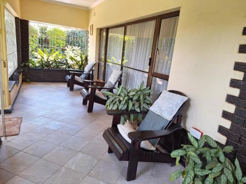 Χώρος καθιστικού στο Charming 6-Bed House with Swimming Pool in Harare
