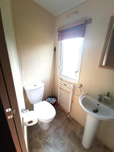 a bathroom with a toilet and a sink at Ośrodek Wypoczynkowy Barbara in Gródek Nad Dunajcem