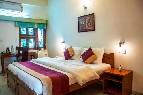 - une chambre avec un grand lit dans l'établissement Girisadan Boutique Hotel, à Jaipur