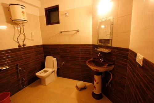 Tirthan Crest Homestayにあるバスルーム