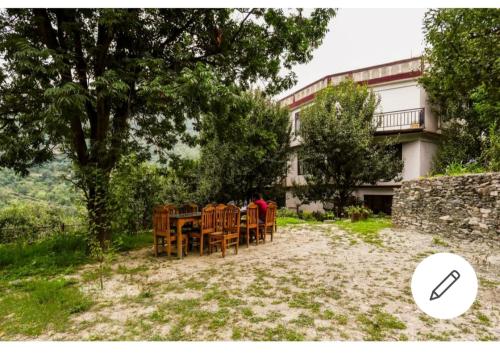 Tirthan Crest Homestayにある庭
