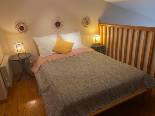 une chambre avec un grand lit avec deux lampes dans l'établissement Appartement au calme sur le Vieux port, à La Rochelle