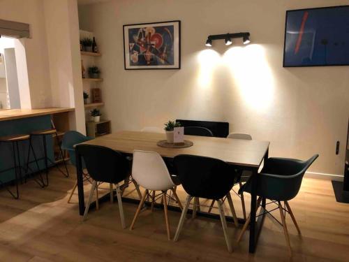a dining room with a table and chairs at Magnifique Maison de Ville in Lormont