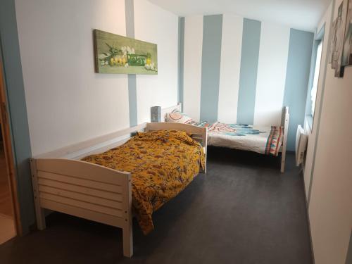 une petite chambre avec deux lits dans une pièce dans l'établissement Maison au calme, à Saint-Michel-en-lʼHerm