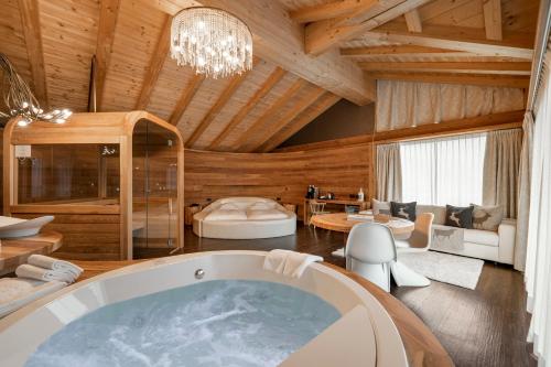 a bathroom with a tub in a room at Bivio Hotel Plaza in Livigno