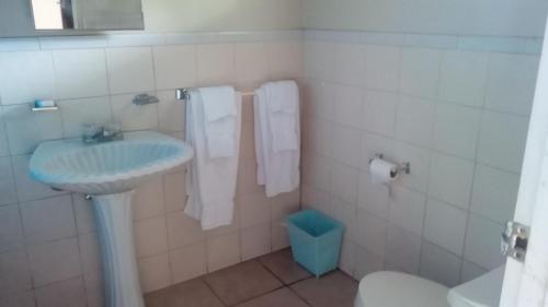 uma casa de banho com um lavatório e um WC em Silver Seas Hotel em Ocho Rios