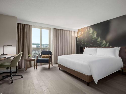 una camera d'albergo con un grande letto e una scrivania di The Novotel Toronto Centre a Toronto