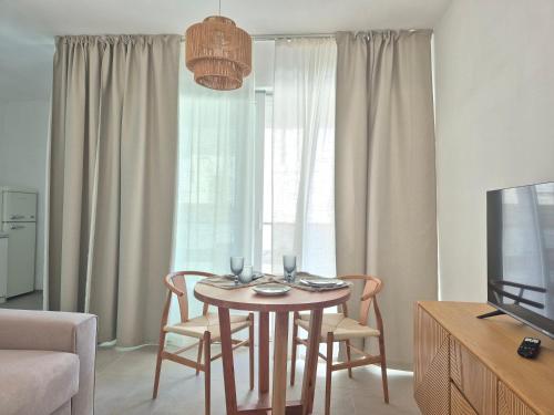 a living room with a table and chairs and a television at Casita Isabella in Vieste