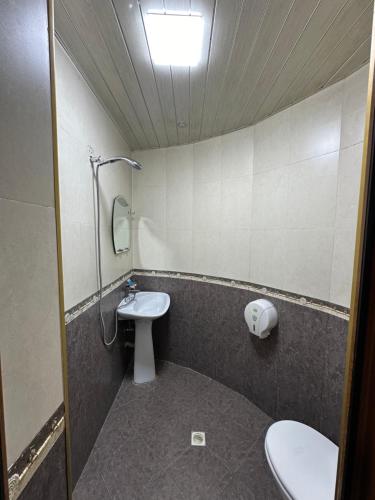 Ένα μπάνιο στο Hotel Piza
