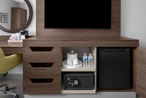 a living room with a tv and a coffee maker at Hampton Inn Cleveland-Downtown in Cleveland