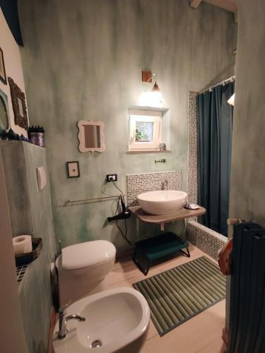 a bathroom with a toilet and a sink at Verdemare e Verdementa in Portovenere