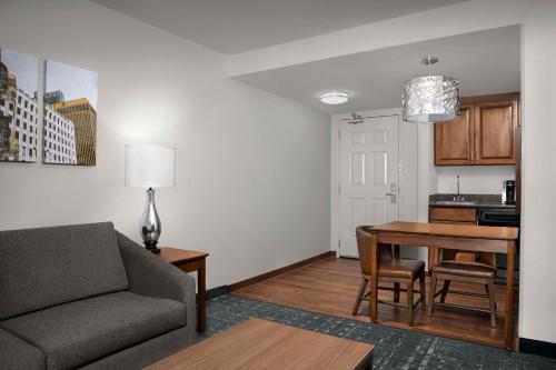 Küche/Küchenzeile in der Unterkunft Homewood Suites by Hilton Omaha - Downtown